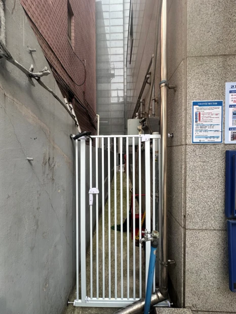 무타공 조임식 펜스 설치 완성 모습 — 개방형 살대로 통풍과 채광을 유지하면서 출입 차단
