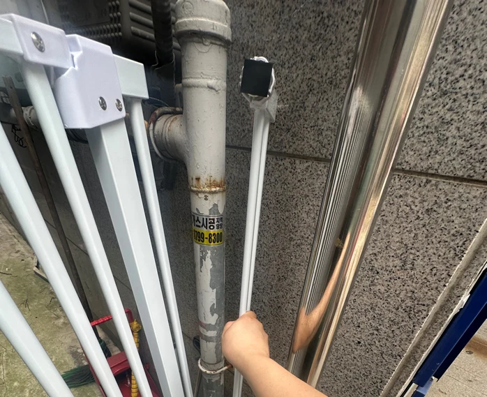 외벽과 담장 접합면에 고무패드를 시공하는 모습 — 유동 방지 및 마찰계수 확보
